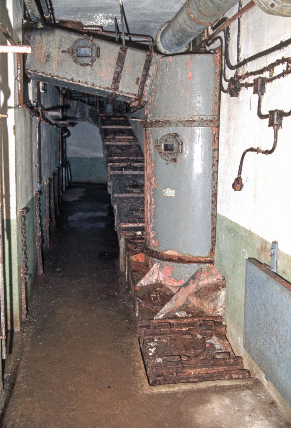 Ligne Maginot - METRICH - A17 - (Ouvrage d'artillerie) - Bloc 1
Le convoyeur à rouleaux pour l'évacuation des douilles - MANSUY Michel