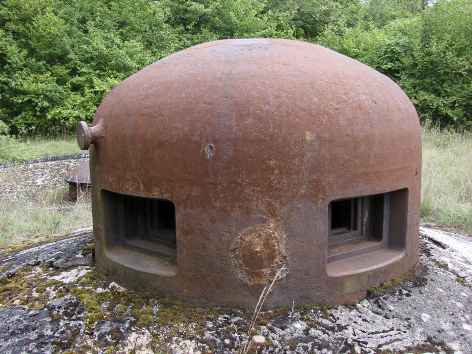Ligne Maginot - METRICH - A17 - (Ouvrage d'artillerie) - Bloc 11
Cloche GFM.
Encore une fois, on distingue parfaitement les réparations effectuées à la suite des essais à l'explosif à charge creuse.