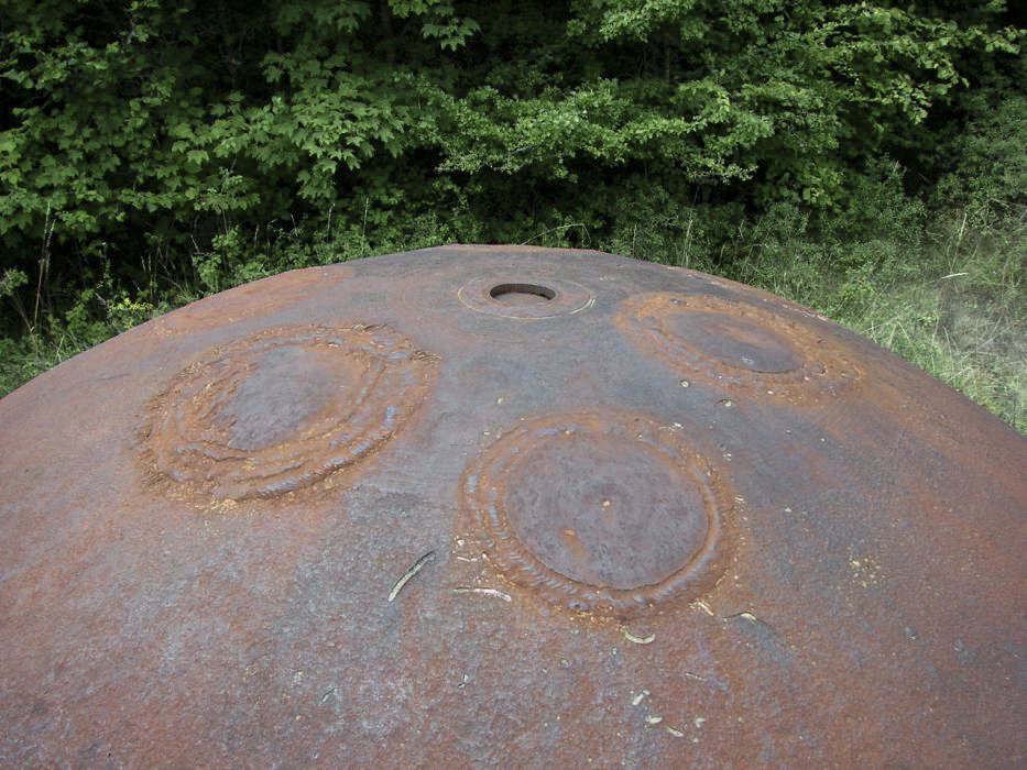 Ligne Maginot - METRICH - A17 - (Ouvrage d'artillerie) - Bloc 11
Cloche GFM.
Encore une fois, on distingue parfaitement les réparations effectuées après guerre à la suite des essais à l'explosif à charge creuse.