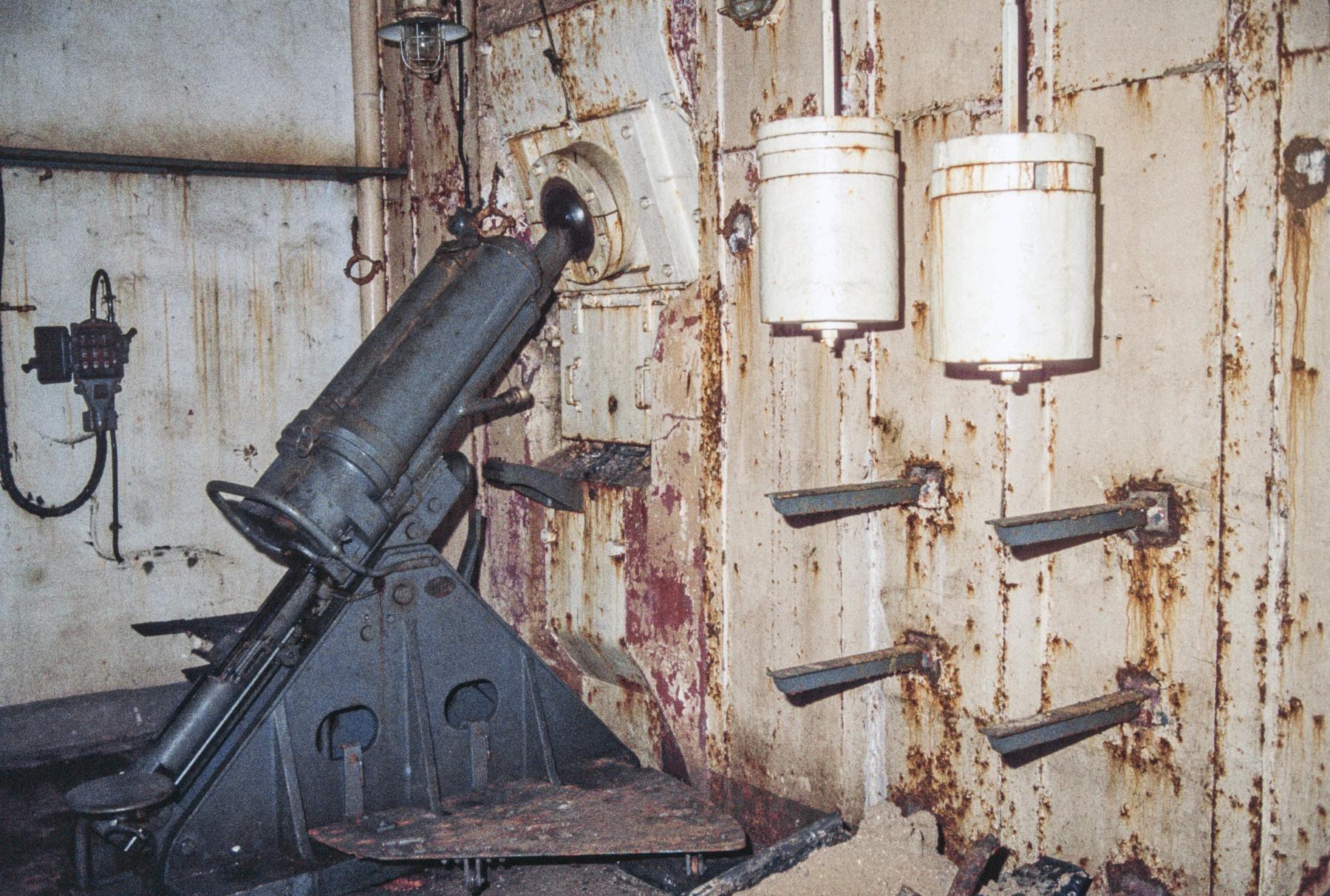 Ligne Maginot - METRICH - A17 - (Ouvrage d'artillerie) - Bloc 15
Un des mortiers est en place - MANSUY Michel