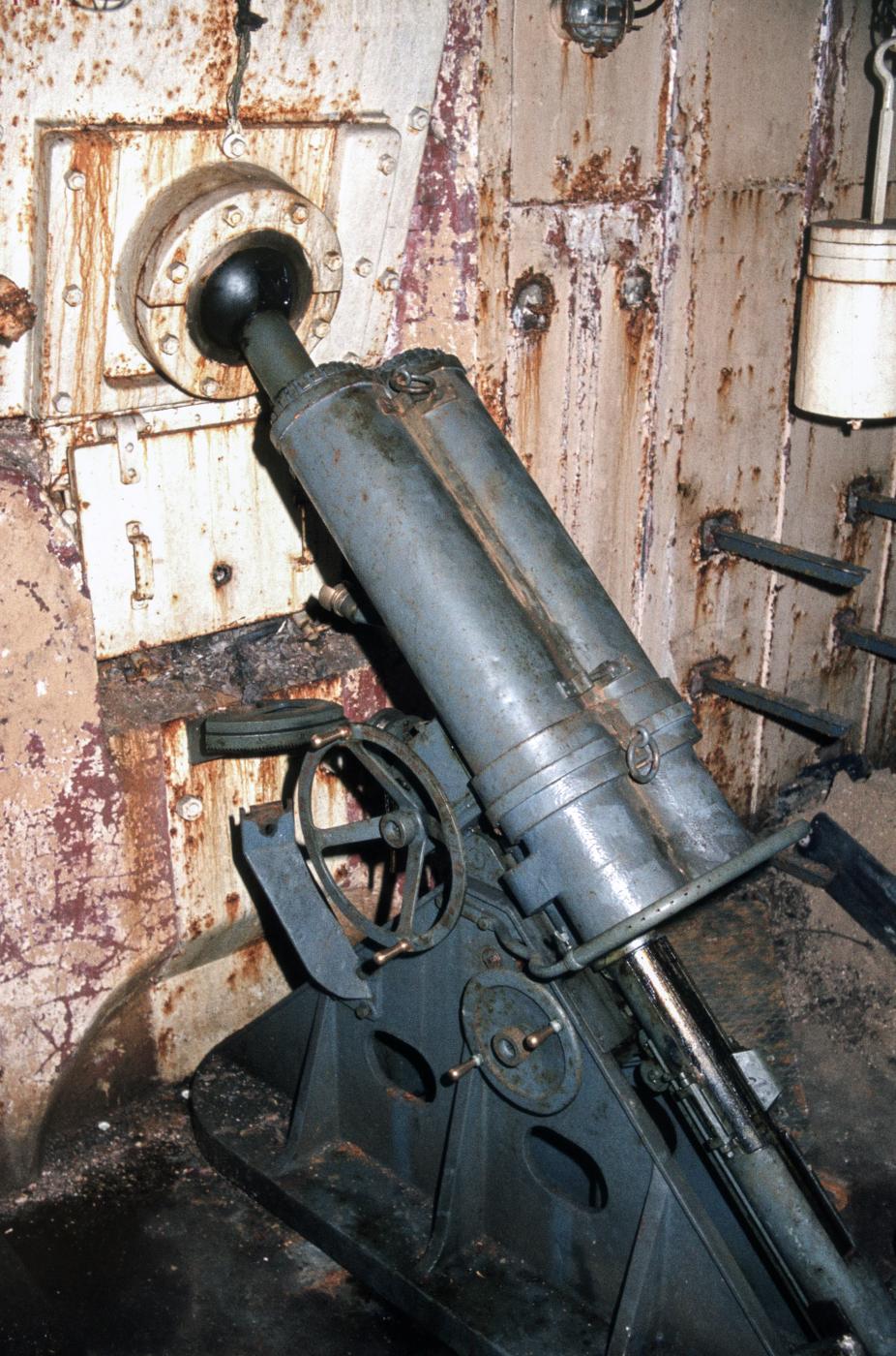 Ligne Maginot - METRICH - A17 - (Ouvrage d'artillerie) - Bloc 15
Un des mortiers est en place - MANSUY Michel