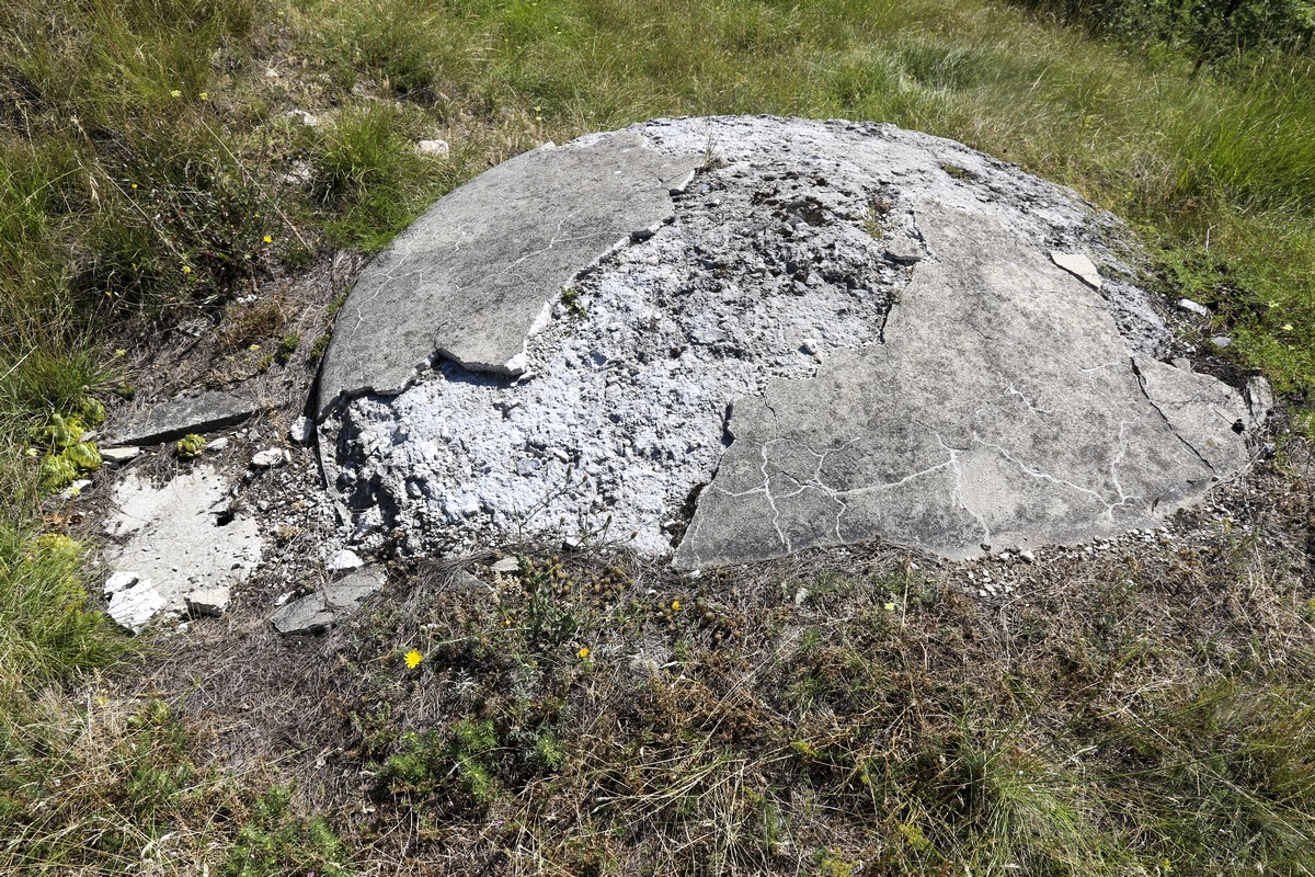 Ligne Maginot - B8C - LA PORTE 3 - (Blockhaus pour arme infanterie) - L''issue de secours' à gauche
  - Alain Perouffe