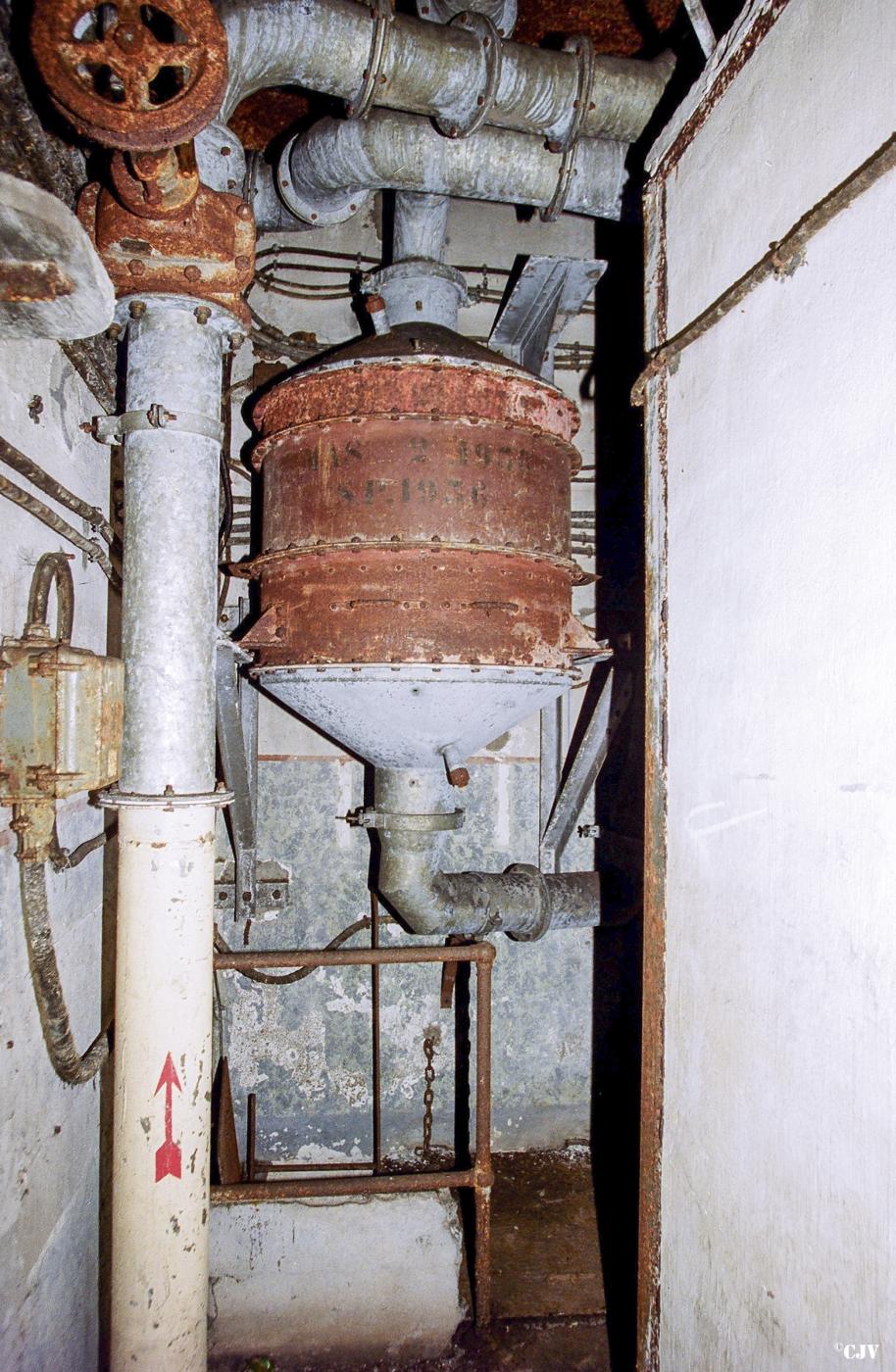 Ligne Maginot - METRICH - A17 - (Ouvrage d'artillerie) - Entrée munitions
Filtre des douches pour les 'gazés' - Lia VERMEULEN