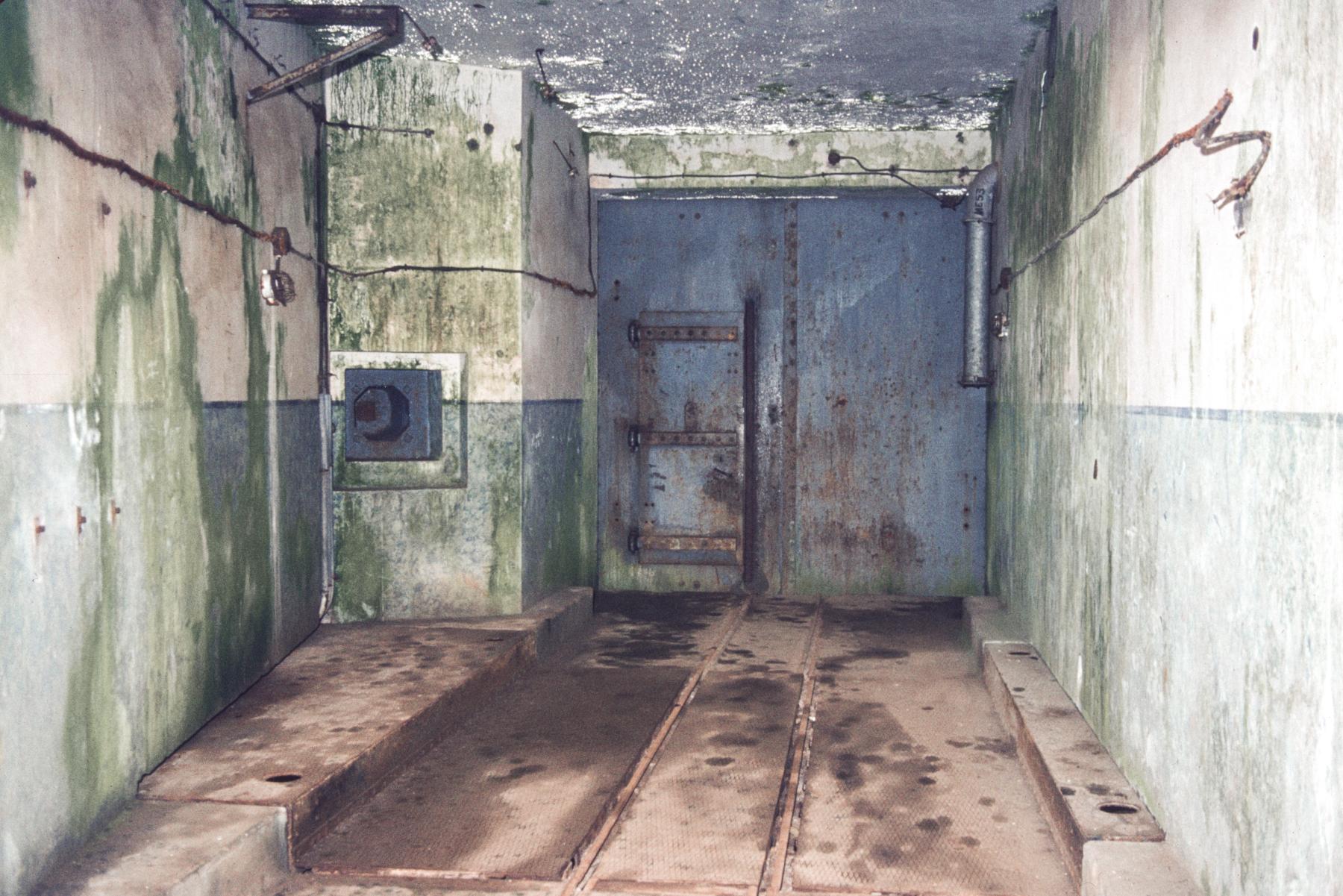 Ligne Maginot - METRICH - A17 - (Ouvrage d'artillerie) - Entrée munitions
La porte blindée et le pont à effacement latéral - MANSUY Michel