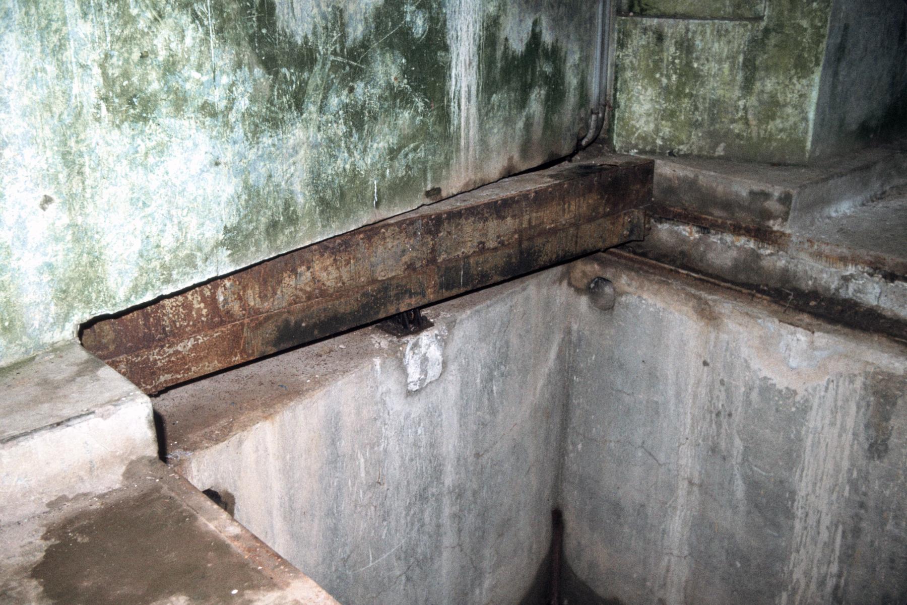 Ligne Maginot - METRICH - A17 - (Ouvrage d'artillerie) - Entrée munitions
La porte blindée et le pont à effacement latéral - MANSUY Michel