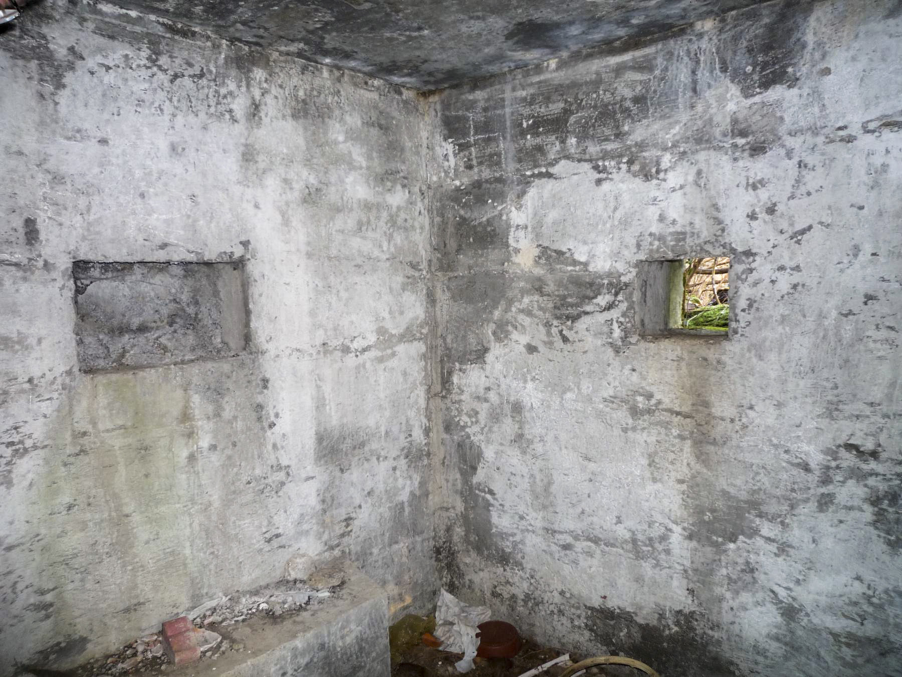 Ligne Maginot - KEMBS SCHAEFERHOF 1 - (Blockhaus pour arme infanterie) - Les 2 créneaux.
Celui de gauche, bouché, possède probablement une gravure à l'extérieur - Alain Perouffe