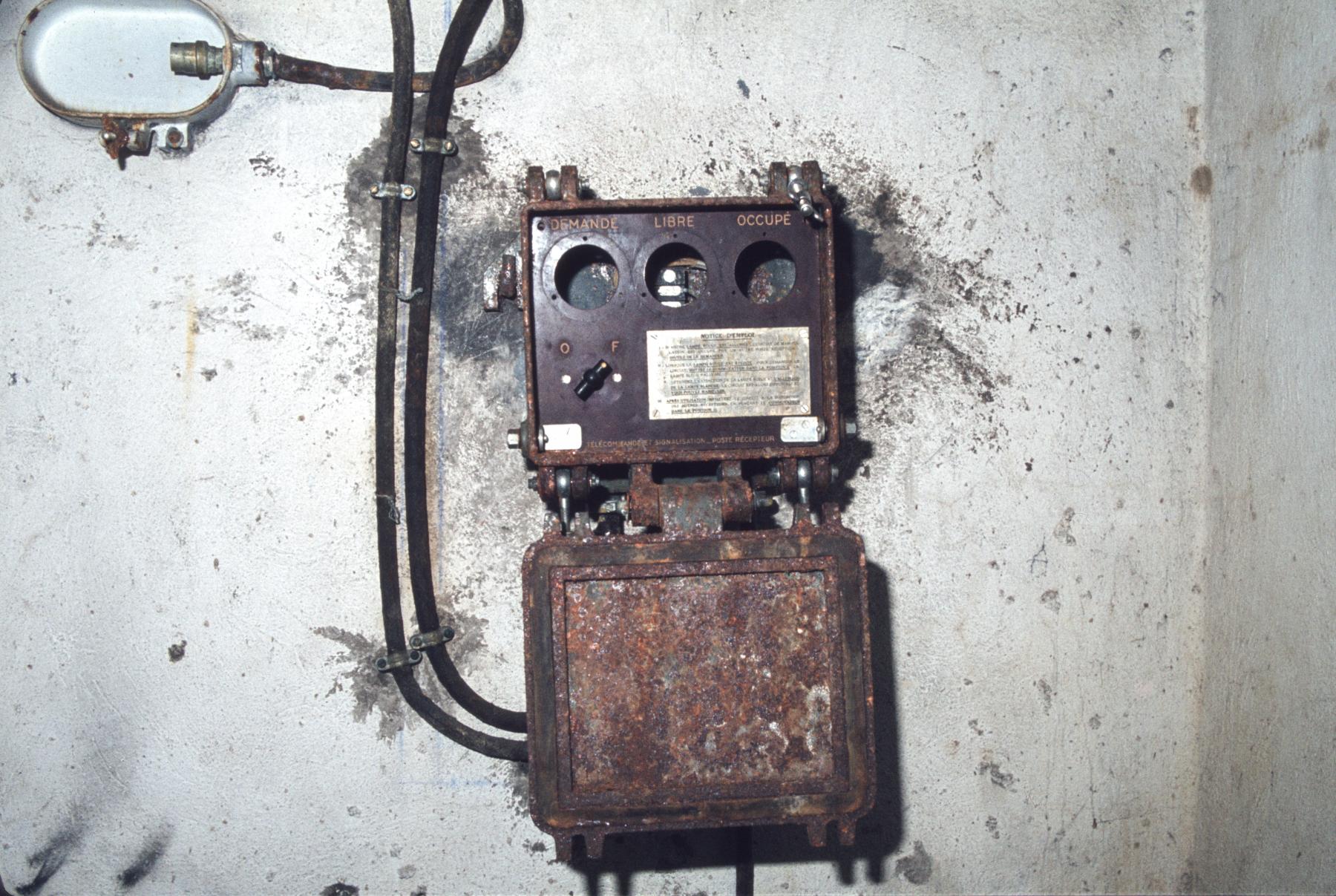 Ligne Maginot - METRICH - A17 - (Ouvrage d'artillerie) - Boitier de télécommande TSF - Coté récepteur - MANSUY Michel