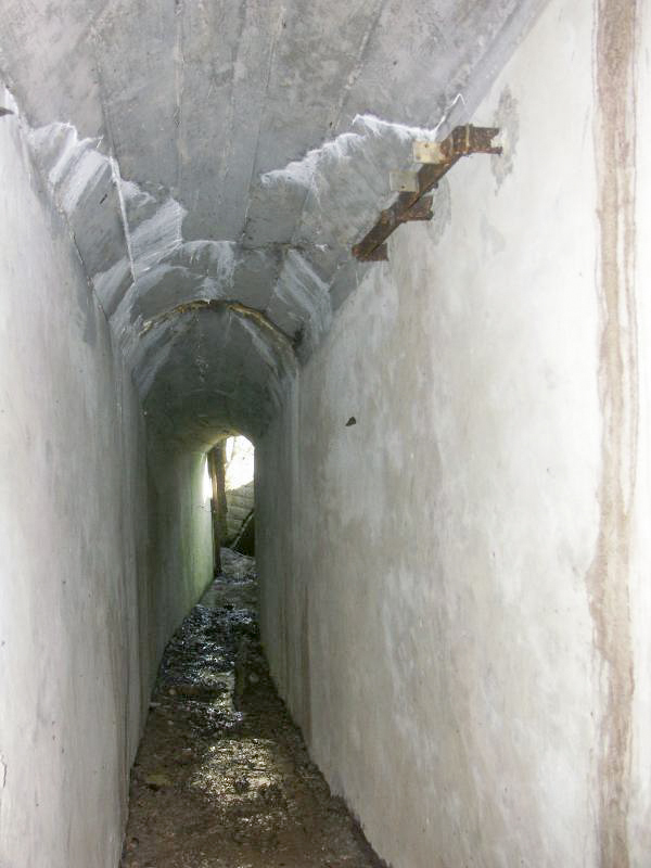 Ligne Maginot - REBBERG 4 - (Observatoire indeterminé) - Galerie reliant l'observatoire et son entrée (au fond)
Noter la présence de supports pour boites de raccordement de lignes téléphoniques sur la droite