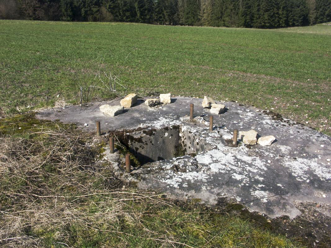 Ligne Maginot - REBBERG 1 - (Observatoire d'artillerie) - L'une des deux positions d'observation, démunie de sa plaque de blindage. - LAMBERT Pascal