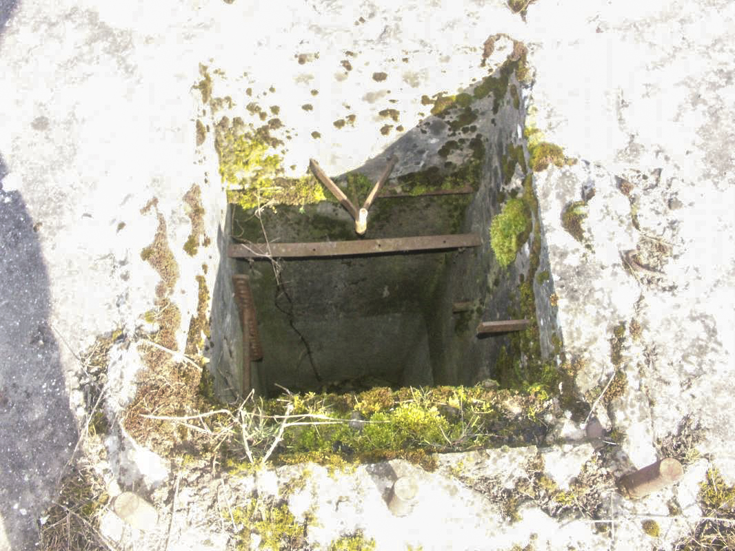 Ligne Maginot - REBBERG 1 - (Observatoire d'artillerie) -   L'une des deux positions d'observation, démunie de sa plaque de blindage. - LAMBERT Pascal