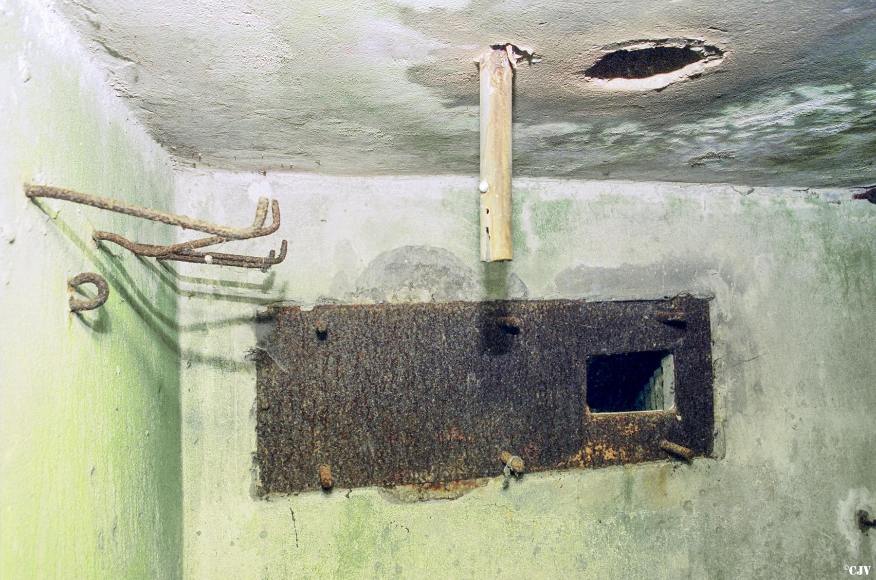 Ligne Maginot - C5B - WEIHER 2 - (Blockhaus pour canon) - Créneau pour FM et orifice pour le périscope de toit