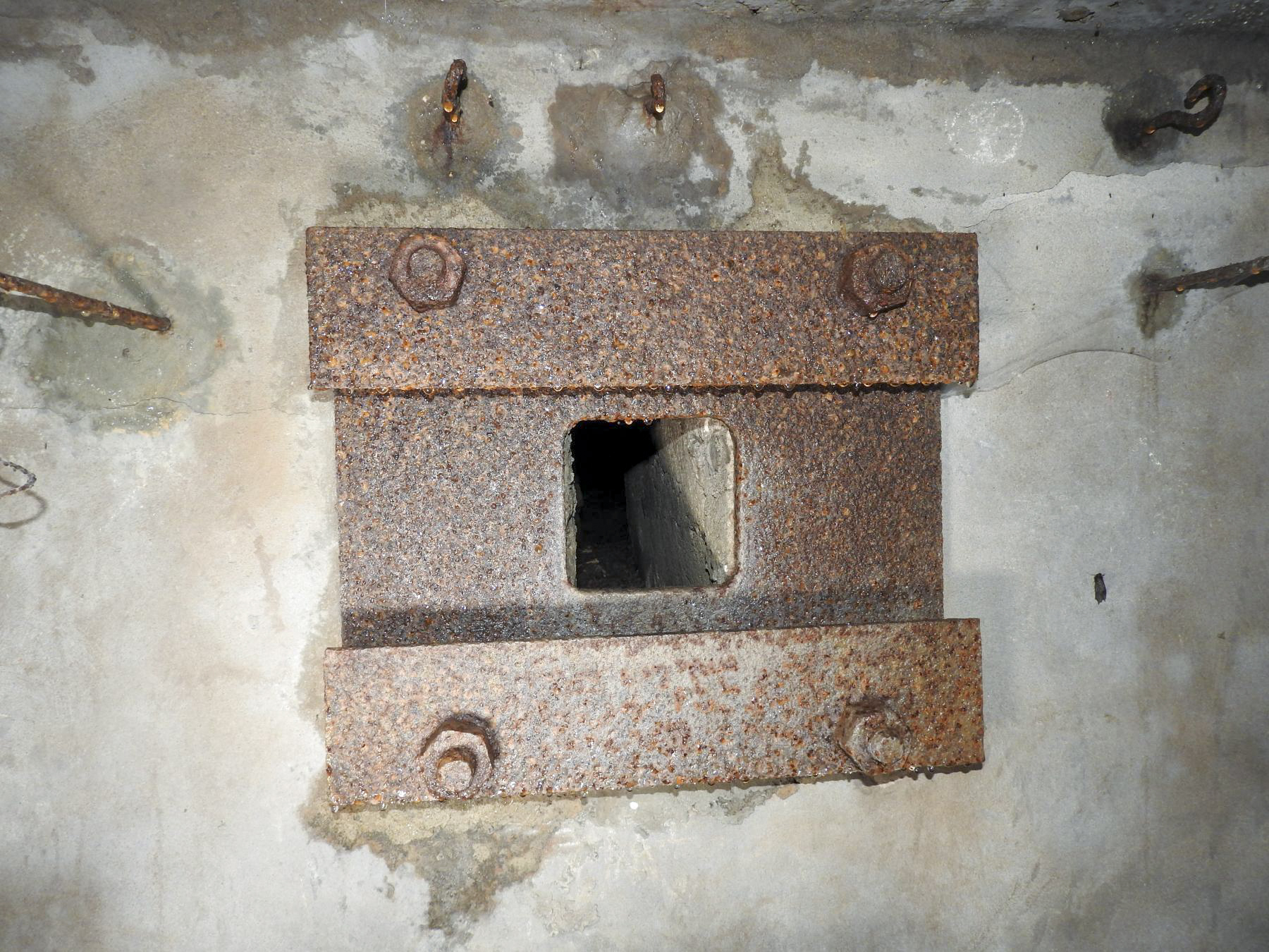 Ligne Maginot - VALETTE NORD OUEST - (Blockhaus pour arme infanterie) - Le créneau pour FM. - STENGER Mathieu