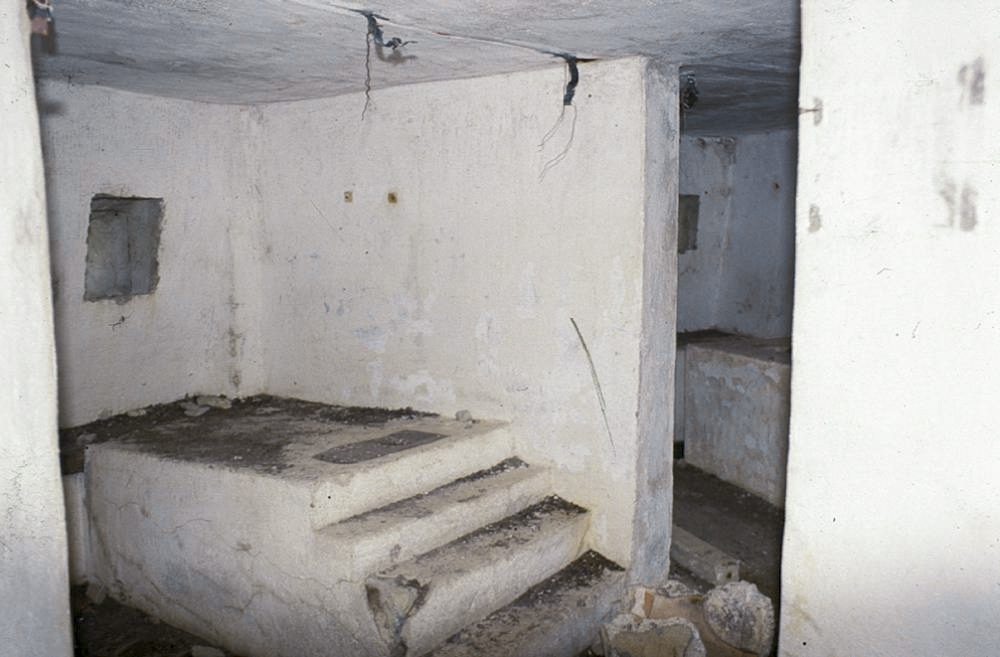 Ligne Maginot - COL DE RAUS (CR) - (Ouvrage d'infanterie) - Bloc 5
L'un des créneaux pour mitrailleuse - LOVINY Alain