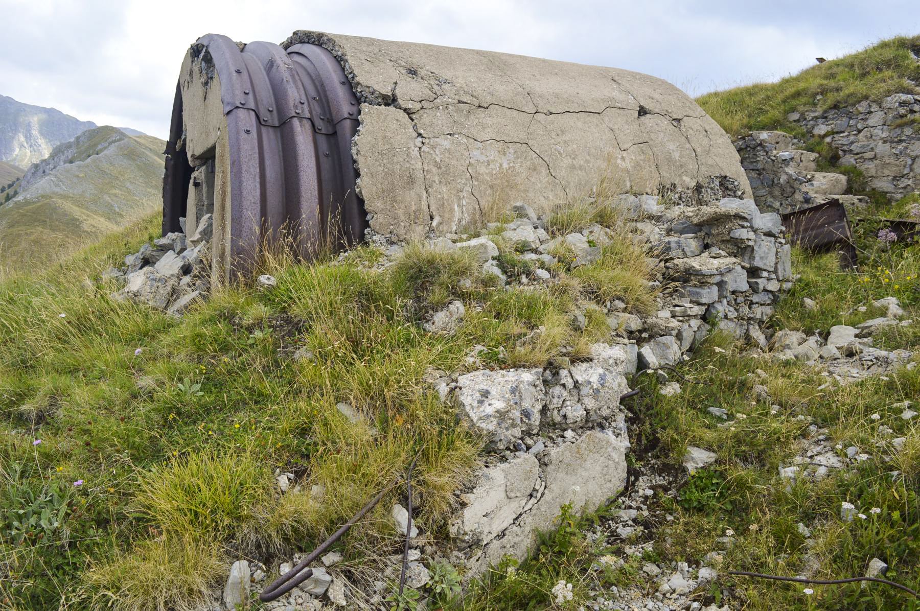 Ligne Maginot - COL DE RAUS - (Abri) - Au premier plan cuve C6, abri A2 - PRASIL Michal