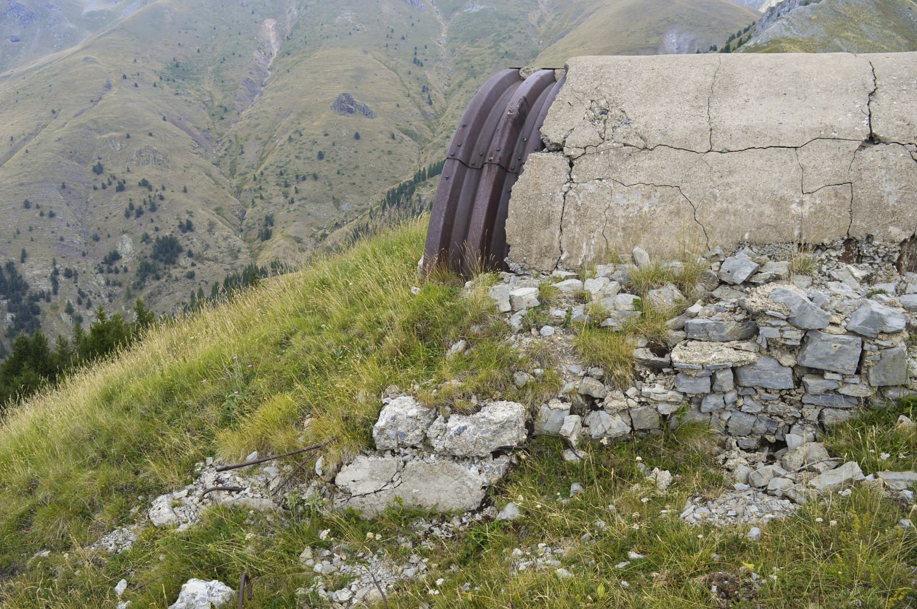 Ligne Maginot - COL DE RAUS - (Abri) - Au premier plan cuve C6, abri A2 - PRASIL Michal