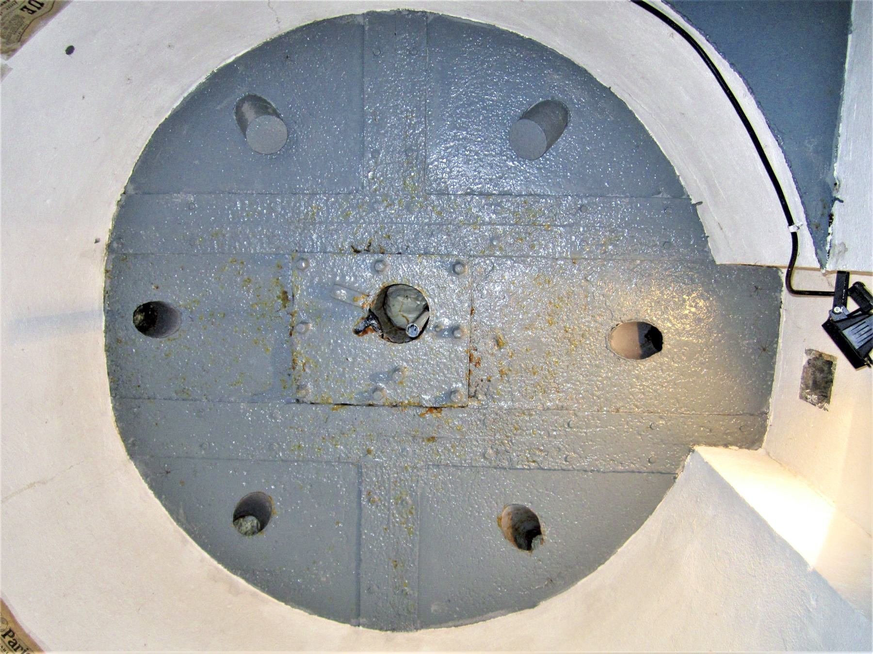 Ligne Maginot - MC29B - MC21 - (Casemate d'infanterie - double) - Le puits de la cloche GFM obturée