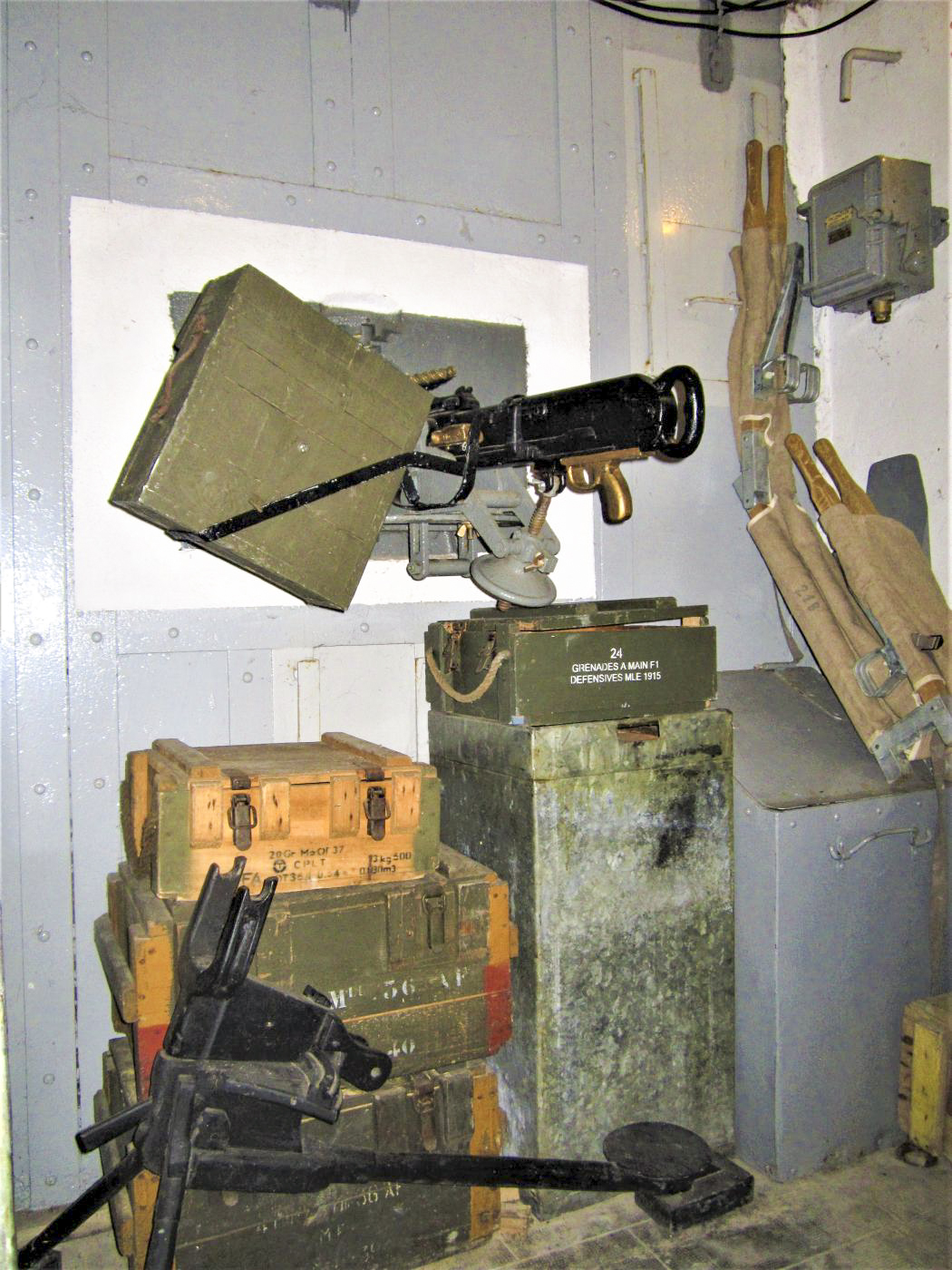 Ligne Maginot - MC29B - MC21 - (Casemate d'infanterie - double) - Créneau mitrailleuse Est
La mitrailleuse montée sur sa trémie A2R