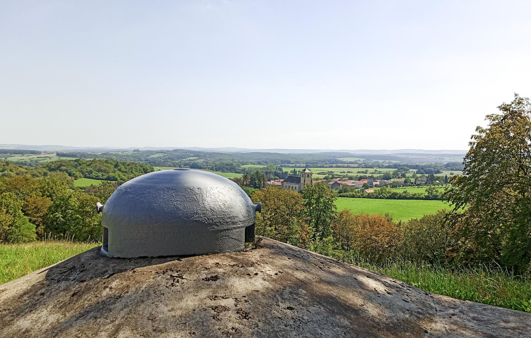 Ligne Maginot - CHENES BRULES - O4 - (Observatoire d'artillerie) - Vue de la cloche GFM sur Kemplich - Marc Fossoul
