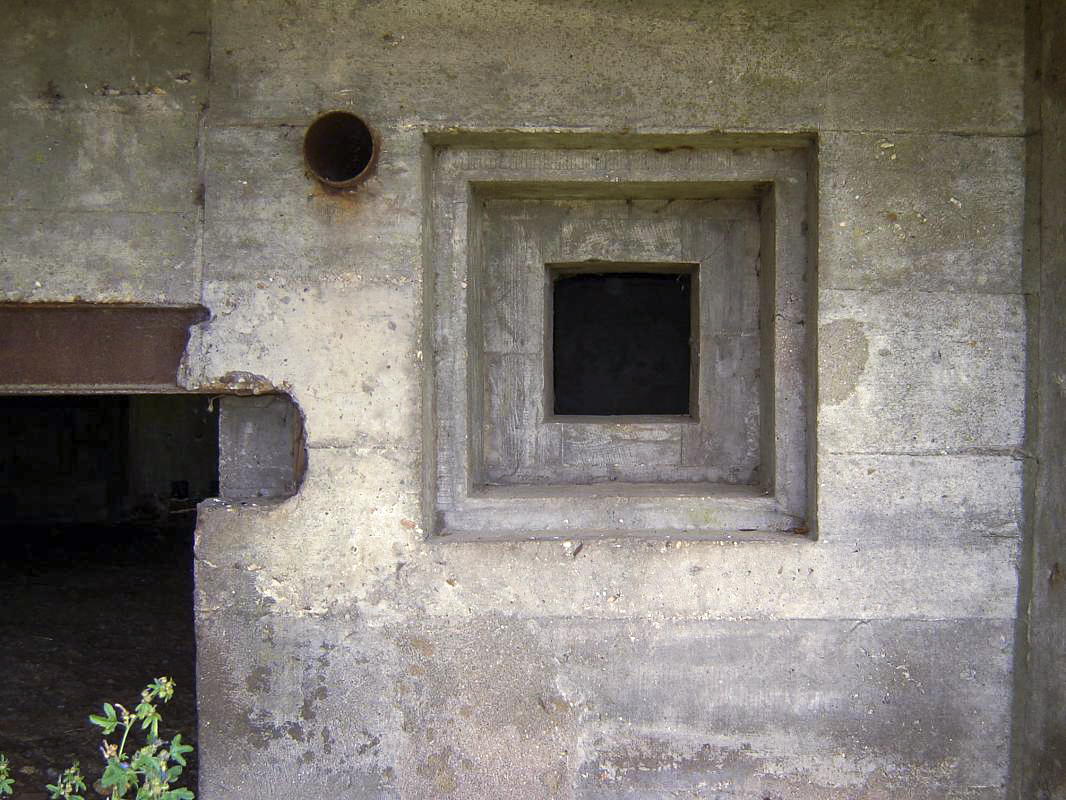 Ligne Maginot - CEZF-225 - HAN DEVANT PIERREPONT - (Blockhaus lourd type STG / STG-FCR - Double) - L'un des créneaux pour FM assurant la défense rapprochée des entrées