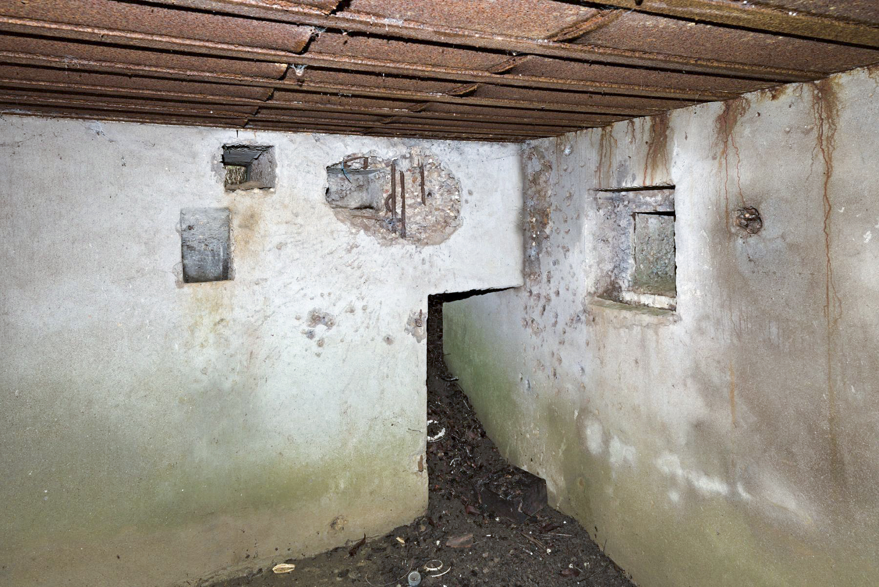 Ligne Maginot - FONTOY GARE 1 - (Blockhaus pour arme infanterie) - Impact dans le fond - thierry caland