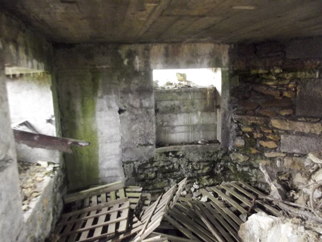 Ligne Maginot - MM272 - LE RATENTOUT OUEST - (Casemate d'artillerie) - Vue interne
Vue sur les ouvertures arrières à droite. On remarquera l'entrée murée et ce qui semble être une fenêtre comblée en partie ( même cause que pour ratentout est, c'est à dire une construction existante 'réhabilité' en occupation militaire ??