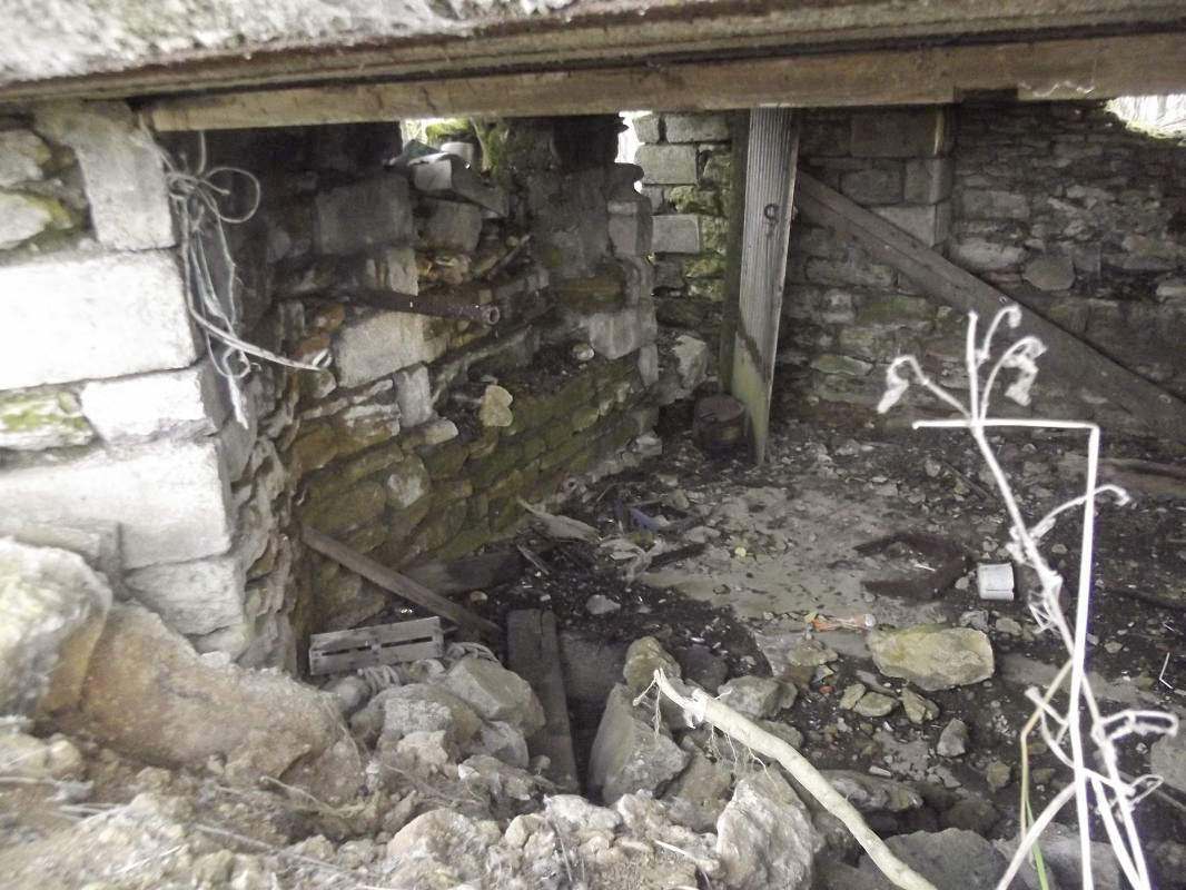 Ligne Maginot - MM273 - LE RATENTOUT EST - (Casemate d'artillerie) - Vue de l'intérieur depuis le créneau du canon.
La porte (d'origine ?? ) est dans le fond à gauche. La construction semble être une réutilisation d'une batisse ( cabane en pierre ) on voit un orifice comblé par un mur de pierre et béton ( 15 cm d'épaisseur ) 