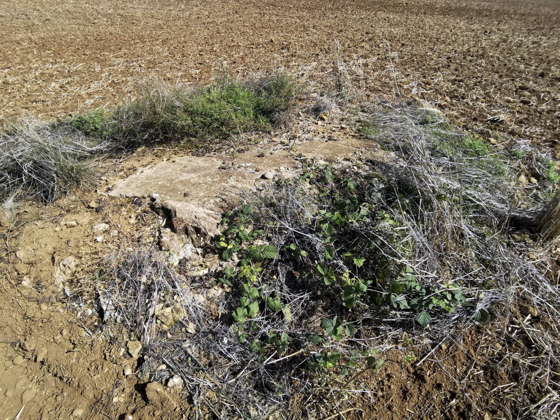 Ligne Maginot - AUMETZ-RODEMACK - (Abri) - Reste deux blocs de béton - Americanmemory