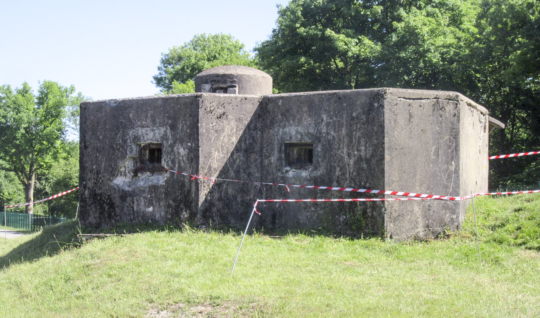 Ligne Maginot - VALDAHON - (Camp de sureté) - Vue d'ensemble du blockhaus d'exercice de tir sous béton - Jean BERTHIER