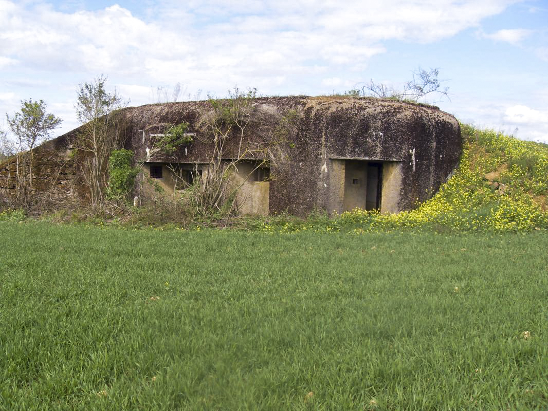 Ligne Maginot - DB29 - HAUT MORET - (Blockhaus pour canon) - L'ouvrage posé en plein champ près de la Ferme de Praucourt, territoire de Doncourt les Longuyon - Christian RICHON / Devoitine520