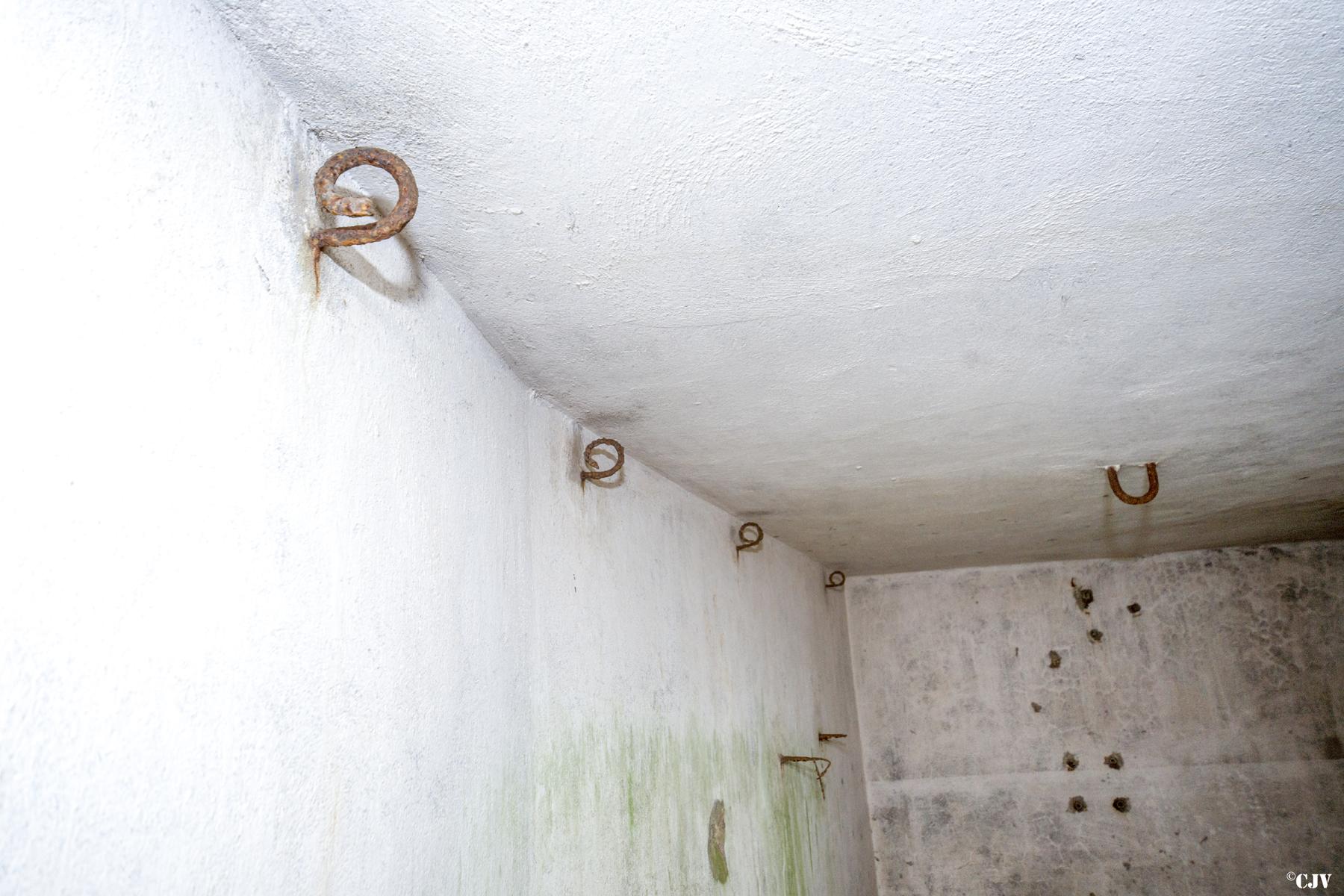 Ligne Maginot - DB33 - BOIS GRIGNET - (Blockhaus pour canon) - Des crochets pour les hamacs