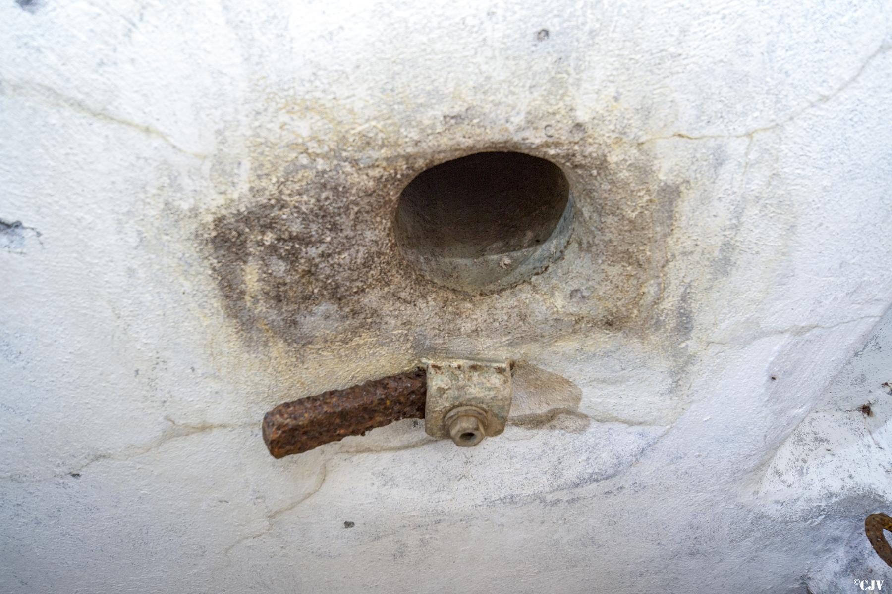 Ligne Maginot - DB33 - BOIS GRIGNET - (Blockhaus pour canon) - L'orifice du périscope - Lia VERMEULEN
