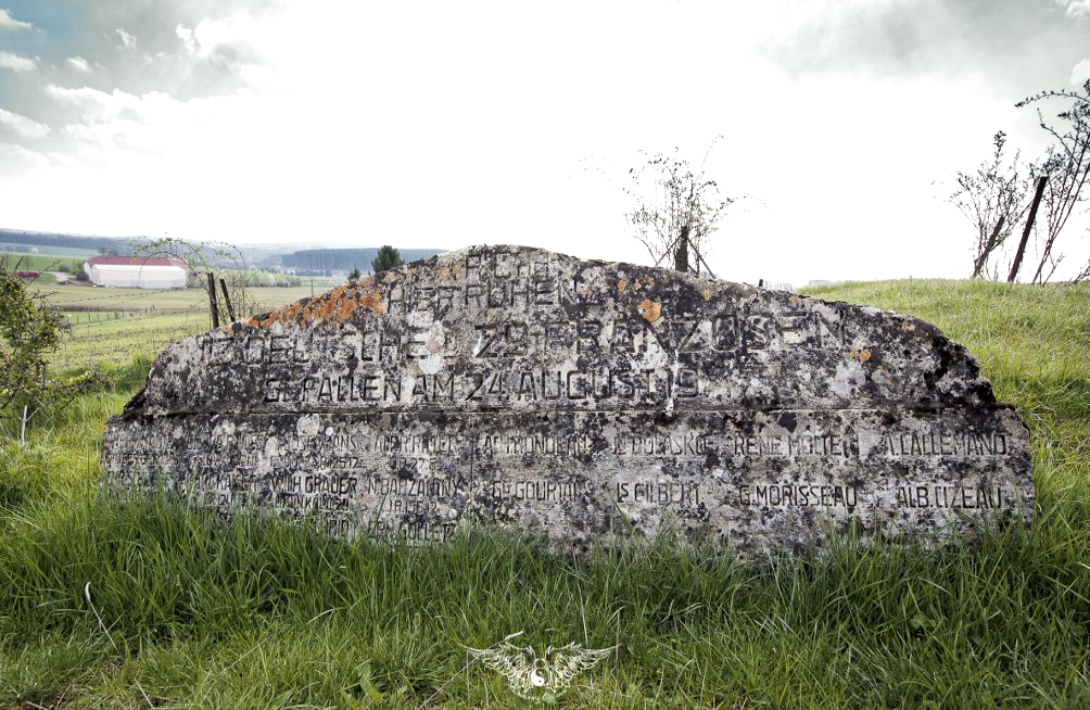 Ligne Maginot - Db43 - Mb1 (Blockhaus pour arme infanterie) - À quelques mètres : Monument - soldats Français  et Allemands - bataille des Frontières 1914 - Thierry Caland