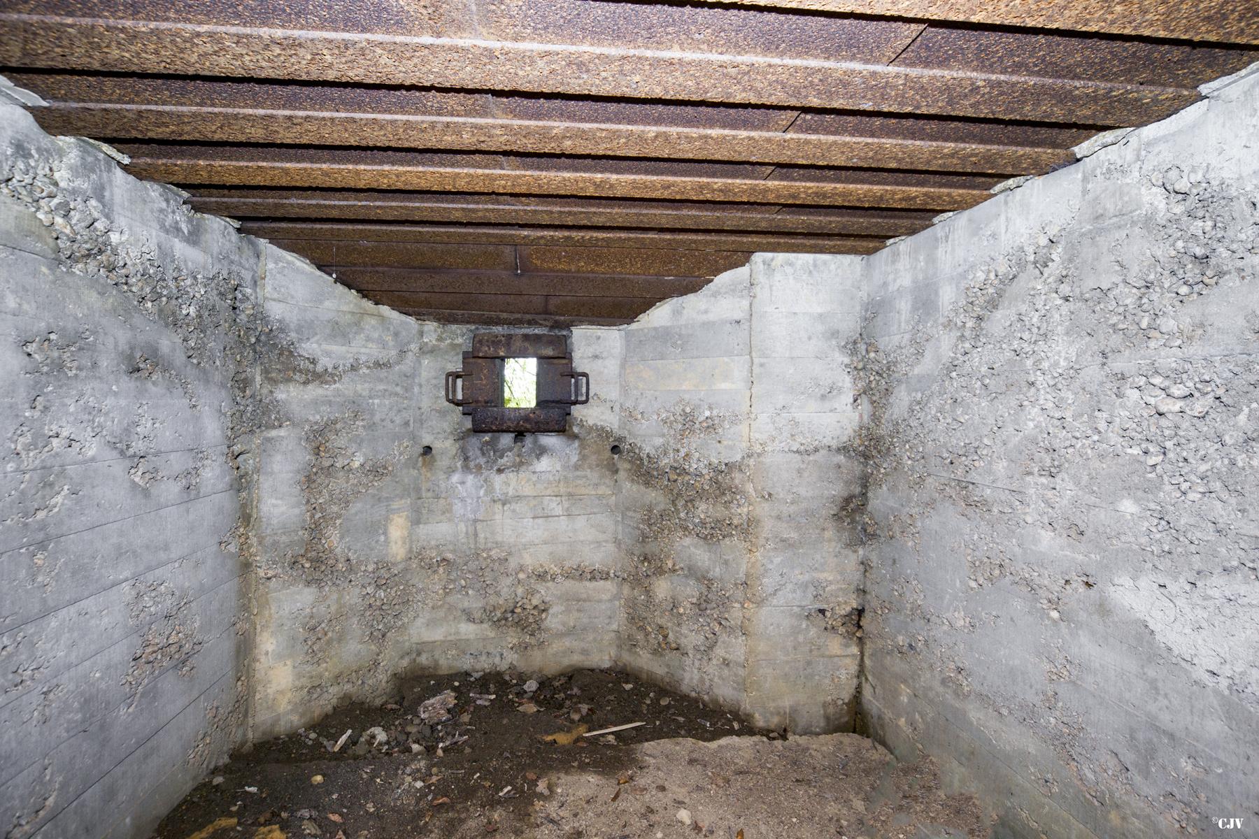 Ligne Maginot - DB316 - BOIS DE BEUVEILLE OUEST 1 - (Blockhaus pour arme infanterie) - Le créneau principal - Lia VERMEULEN