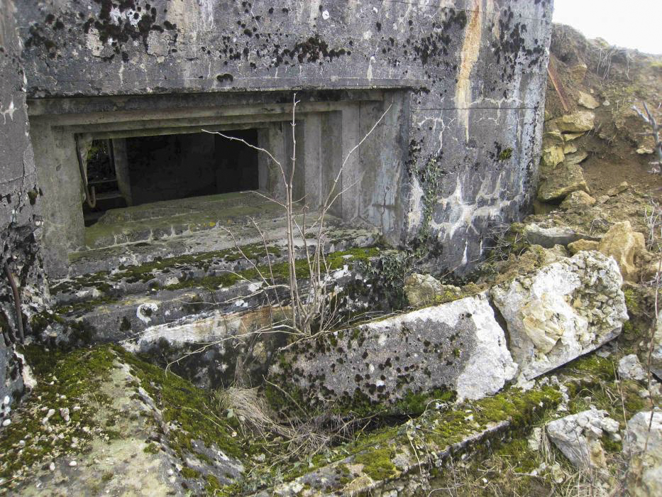 Ligne Maginot - DB319 - LA MARCHIERE - (Blockhaus pour canon) - Détail sur le créneau
On peut remarquer une petite cuvette de récupération devant le créneau - Pruzsina Jerome