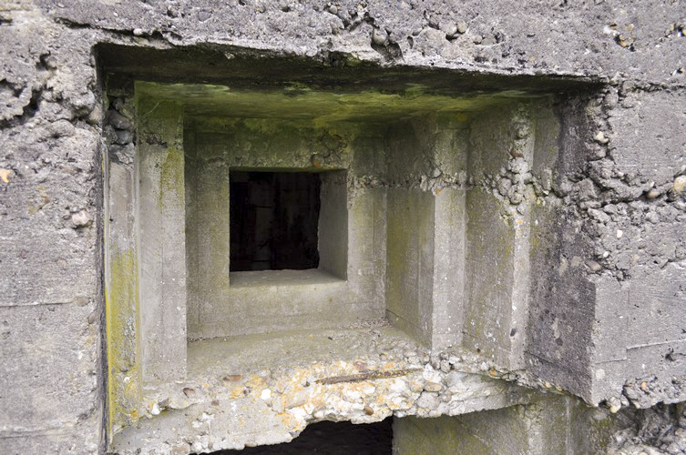 Ligne Maginot - DB373 - LE FOURNEAU - (Blockhaus pour canon) - Vue rapprochée du créneau au dessus de l'entrée de la piéce - Pruzsina Jérome