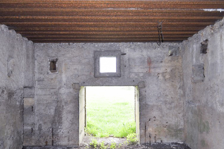 Ligne Maginot - DB373 - LE FOURNEAU - (Blockhaus pour canon) - Vue de l'entrée pièce et du créneau de l'interieur - Pruzsina Jérome