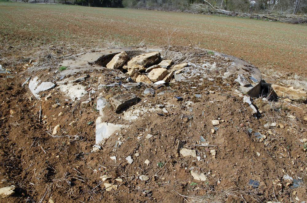 Ligne Maginot - Dt 28 ( Cuve pour arme d'infanterie ) - Située en bordure du talus qui domine Longuyon - Christian RICHON/devoitine520