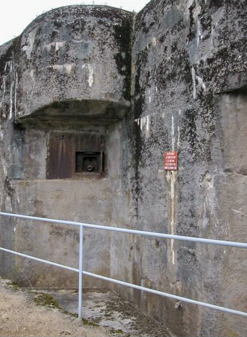 Ligne Maginot - FERMONT - A2 - (Ouvrage d'artillerie) - Bloc 4
Entre les deuxième et troisième pièces, l'endroit où le mur a été percé par un canon de 88 FLAK  - HUYGEN Georges