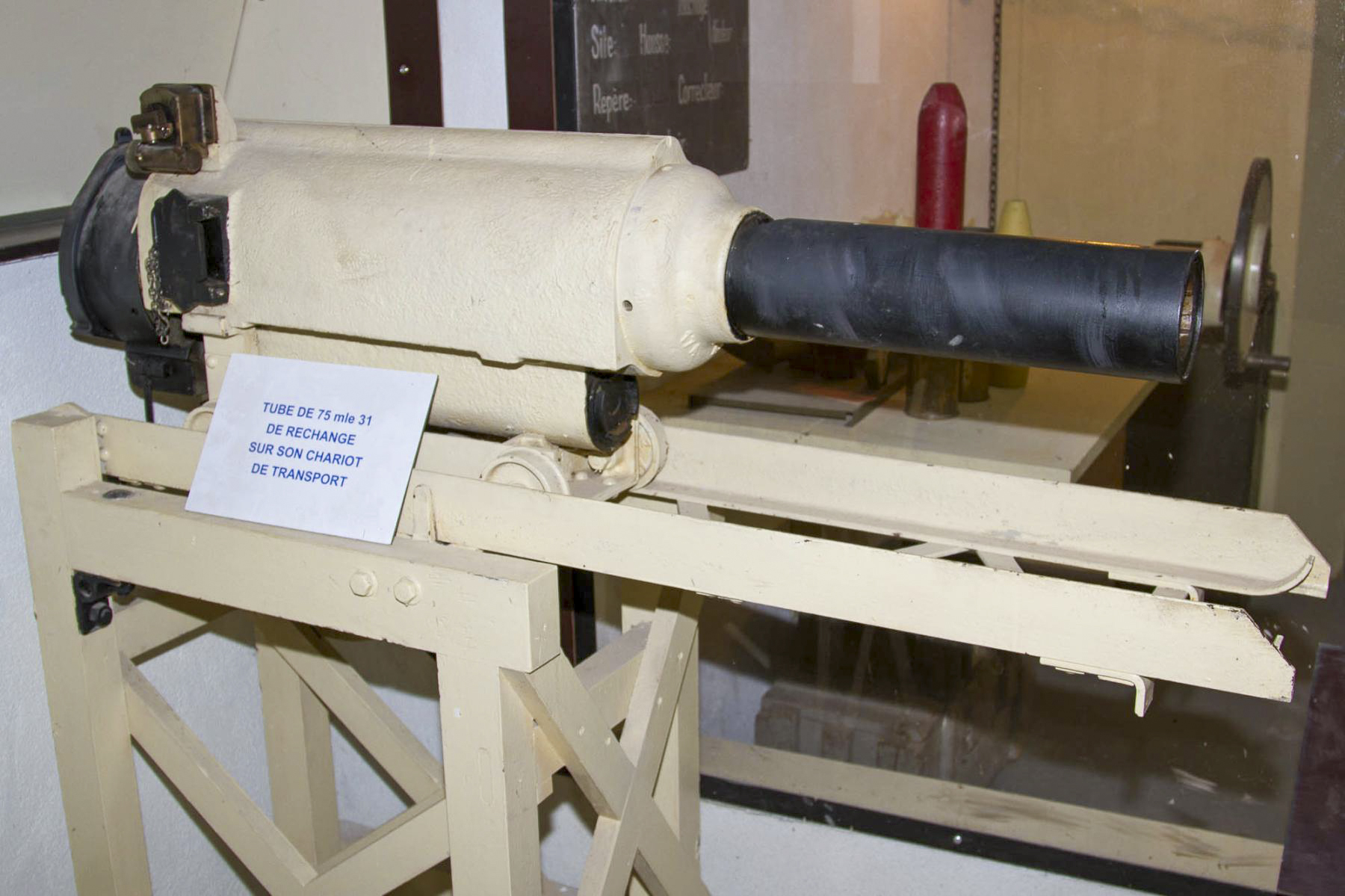 Ligne Maginot - Mortier de 75 mm modèle 1931 (75 31) - Tube de 75 mle 31 sur son chariot de transport
Musée de Fermont