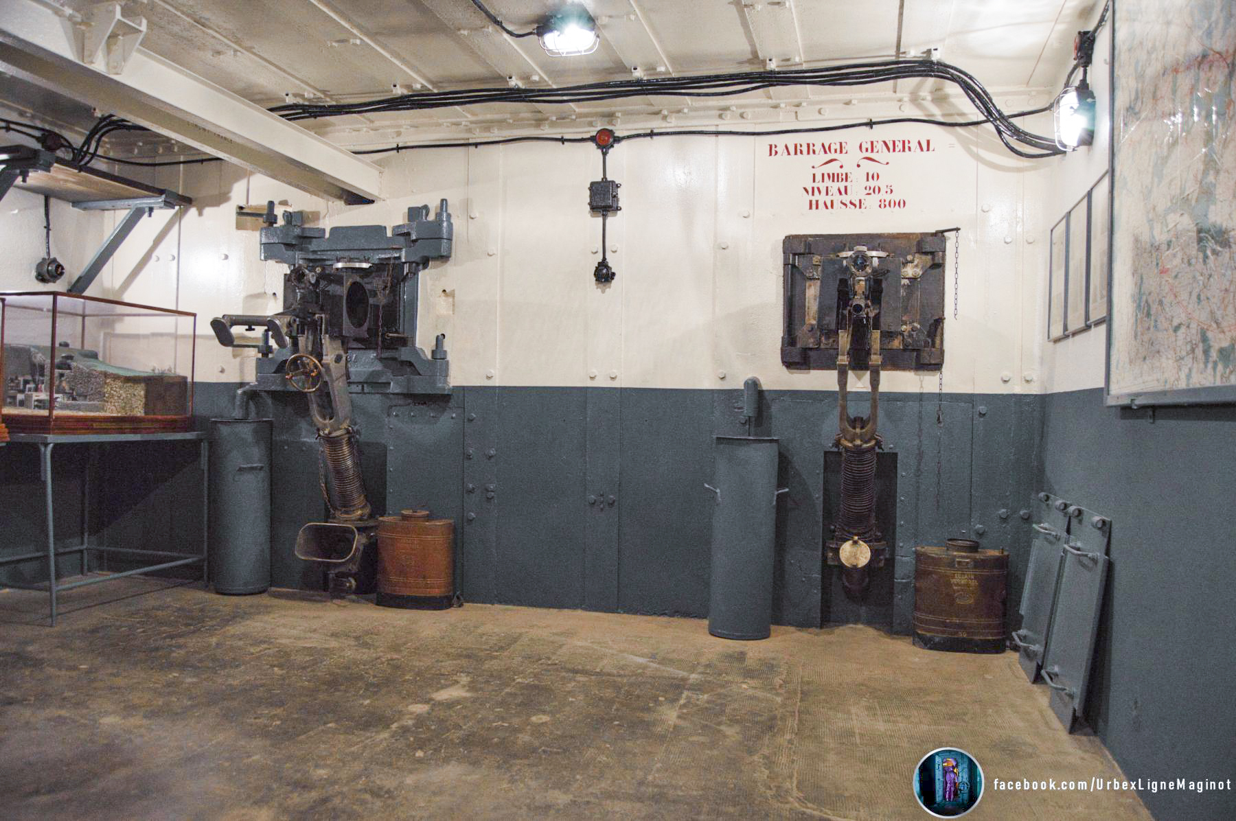 Ligne Maginot - BOIS DU FOUR - A5 - (Ouvrage d'infanterie) - La chambre de tir 'Ouest' où se trouve :
1 créneau pour jumelage de mitrailleuses Reibel MAC 31 interchangeable avec un canon anti-char de 47 mm monté sur bi-rail
1 créneau jumelage de mitrailleuses Reibel MAC 31 - Thomas Mercklé