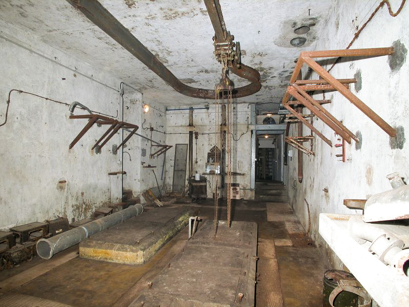 Ligne Maginot - BOIS DU FOUR - A5 - (Ouvrage d'infanterie) - L'usine électrique
Seuls subsistent les socles des moteurs SUPDI de 35 CV ayant équipé l'ouvrage