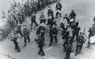 Ligne Maginot - MICHELSBERG - A22 - (Ouvrage d'artillerie) - Les écossais jouant de la cornemuse devant l'entrée
