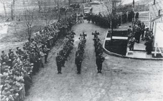 Ligne Maginot - MICHELSBERG - A22 - (Ouvrage d'artillerie) - Les écossais jouant de la cornemuse devant l'entrée
