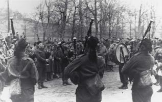 Ligne Maginot - MICHELSBERG - A22 - (Ouvrage d'artillerie) - Les écossais jouant de la cornemuse devant l'entrée

