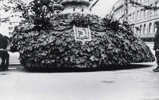 Ligne Maginot - 151° Régiment d'Artillerie de Position (151° RAP) - Char du 151° RAP représentant un ouvrage surmonté d'une tourelle lors d'un defilé en 1938