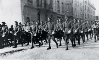 Ligne Maginot - 151° Régiment d'Artillerie de Position (151° RAP) - La fanfare  du 151° RAP defile à Thionille en 1938