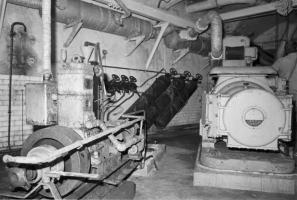 Ligne Maginot - CAP MARTIN - (Ouvrage d'artillerie) - L'usine électrique
Groupes électrogènes à moteurs Renault.
Le groupe à l'avant plan est le groupe auxiliaire à moteur CLM 1PJ65