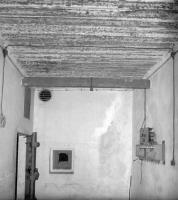 Ligne Maginot - CAP MARTIN - (Ouvrage d'artillerie) - Bloc 1
Entrée de l'ouvrage avec à droite sur le mur un boitier chargeur pour batteries de lampes portables