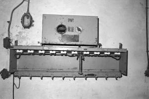 Ligne Maginot - CAP MARTIN - (Ouvrage d'artillerie) - Bloc 1
Le boitier chargeur pour batteries de lampes portables