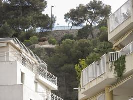Ligne Maginot - CAP MARTIN - (Ouvrage d'artillerie) - Bloc 3
Le bloc vu en contrebas depuis les immeubles construits depuis. 
Noter l'inclinaison de la cloche suite à la destruction du bloc par les allemands